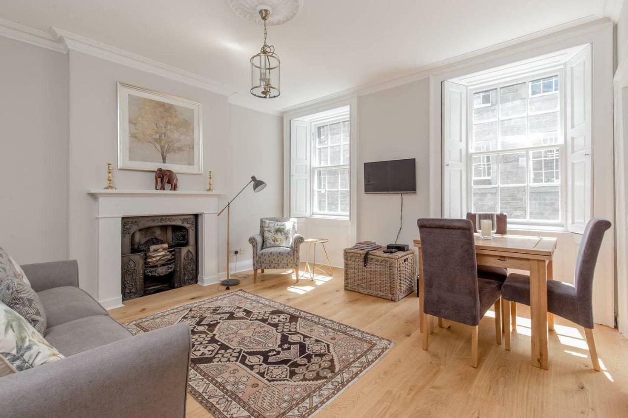 Altido Elegant Georgian 2-Bedrm Apt In Heart Of Old Town Apartment Edinburgh Bagian luar foto