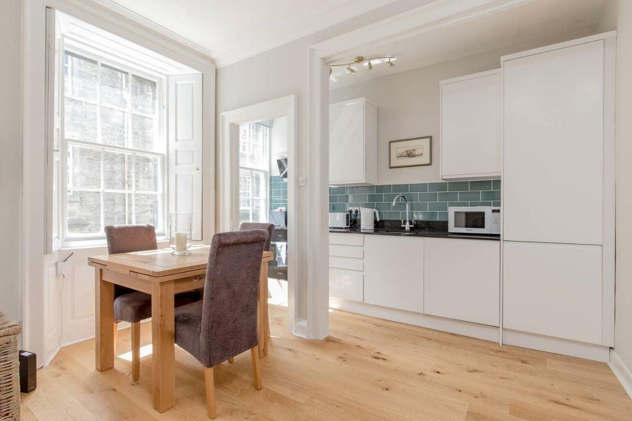 Altido Elegant Georgian 2-Bedrm Apt In Heart Of Old Town Apartment Edinburgh Bagian luar foto