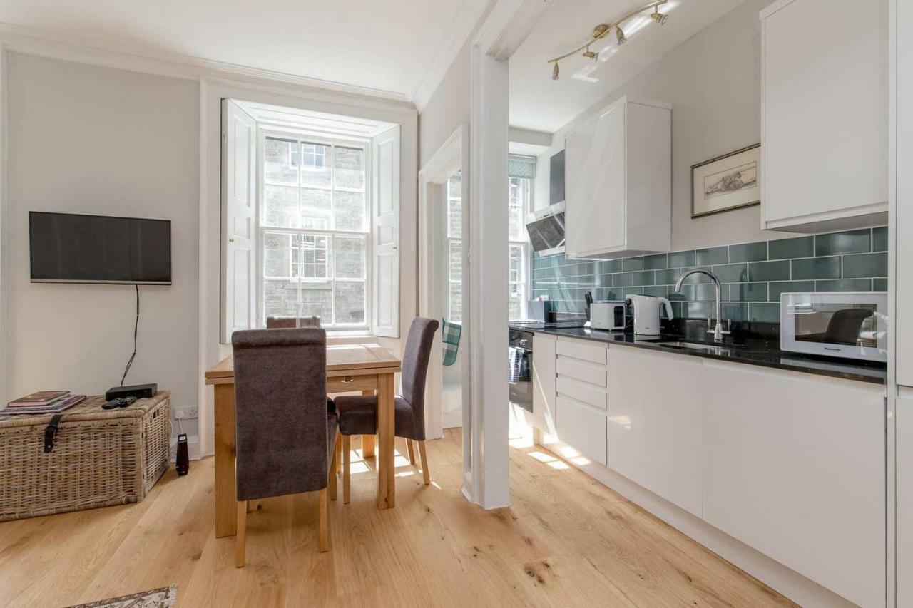 Altido Elegant Georgian 2-Bedrm Apt In Heart Of Old Town Apartment Edinburgh Bagian luar foto