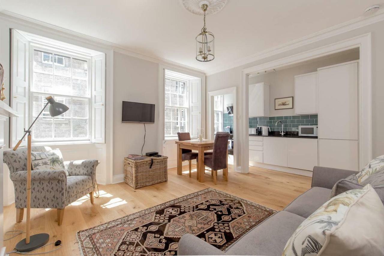 Altido Elegant Georgian 2-Bedrm Apt In Heart Of Old Town Apartment Edinburgh Bagian luar foto