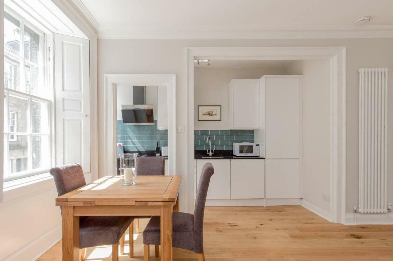 Altido Elegant Georgian 2-Bedrm Apt In Heart Of Old Town Apartment Edinburgh Bagian luar foto